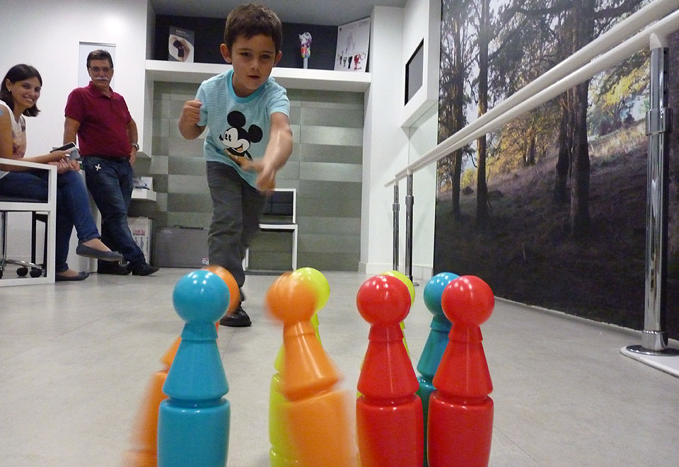 Álvaro jugando a los bolos